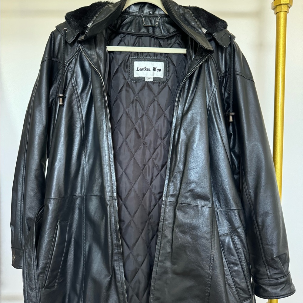 Beautiful Woman Leather Black Jacket with hoodie Size XL in Excellent Condition